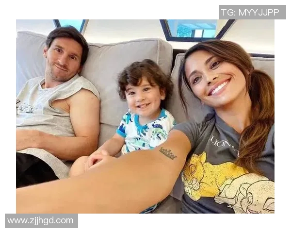 足球明星与记者女友亲密互动引发热议网友纷纷围观评论不断 足球明星与记者女友亲密互动引发热议网友纷纷围观评论不断