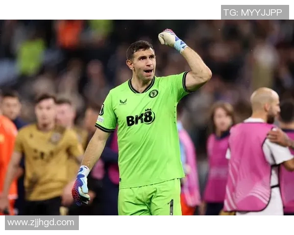 足球明星驾驭阿斯顿马丁展现风采与速度的完美结合